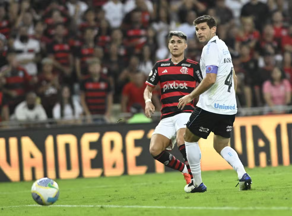 Kannemann força terceiro cartão amarelo e desfalca o Grêmio contra o Botafogo