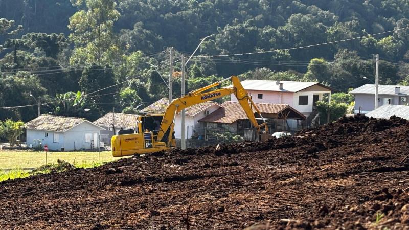 Preparo do terreno para casas definitivas avança no município de Santa Tereza